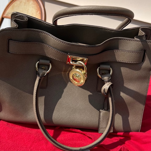 Michael Kors Bag Color- stone  no strap hard leather like new - Picture 1 of 11
